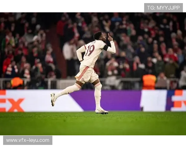 拜仁球迷巴黎街头遭拦截，警方加强欧冠客场安保